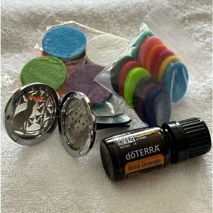doTERRA Wild Orange 5 ml, car vent clip of a kitty